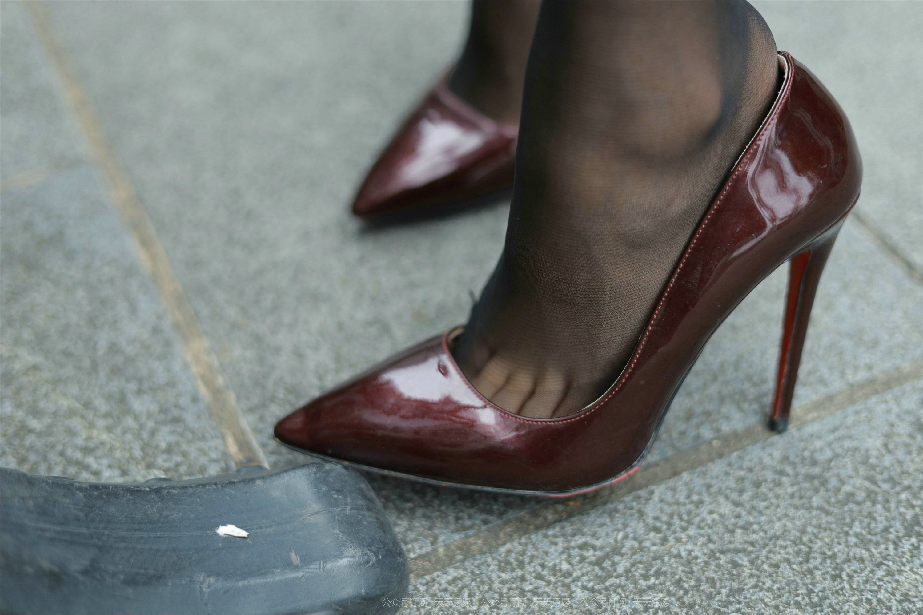 IESS异思趣向  2021.10.16 丝享家949：婉苹《OL姓感包臀裙》